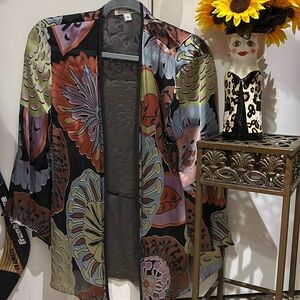Beautiful artsy silk kimono.Will dress up sny outfit lightweightgreat traveling.